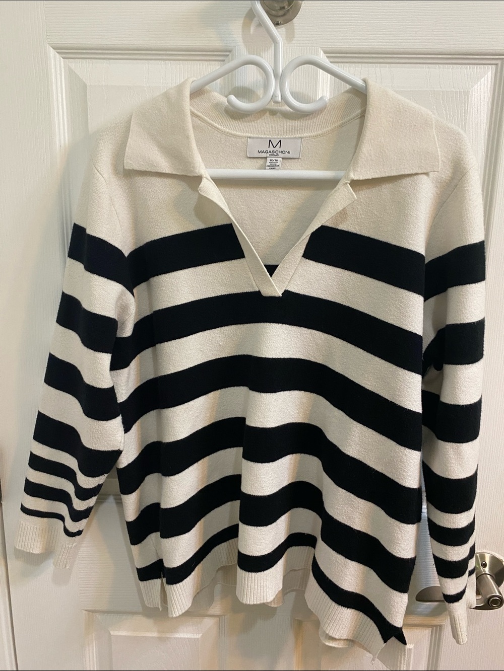 Magaschoni Woman Black and White Collar V Neck Sweater Size 1X Clean Beauty Fall
